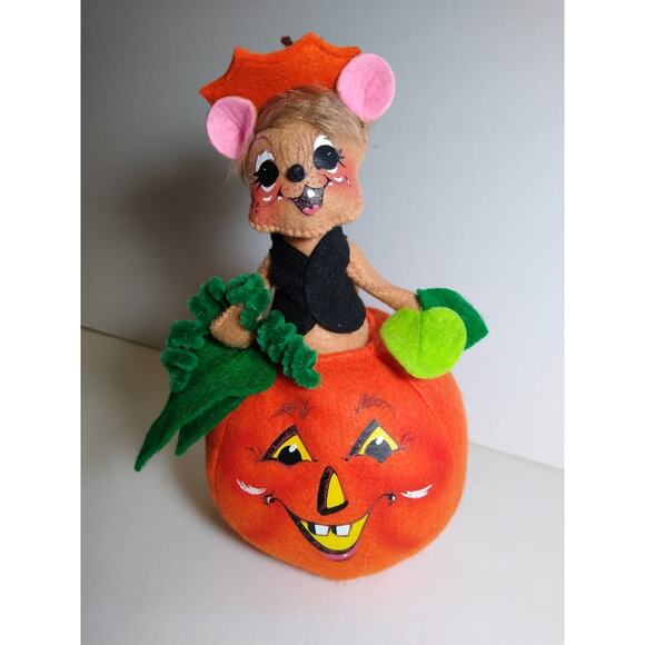 Annalee Halloween Mouse in Pumpkin Artist Doll 2019 Felt Plush - Picture 1 of 4